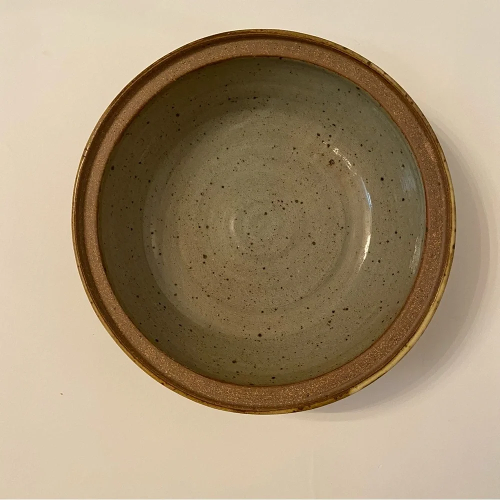 JEFF TINIUS STORM LAKE POTTERY LIDDED CASSEROLE CRAB RELIEF TAN STONEWEAR USA